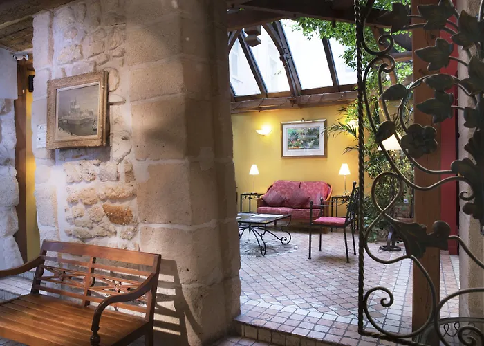 Les Rives De Notre-dame Hotel