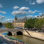 Hotel Les Rives De Notre-dame 4*