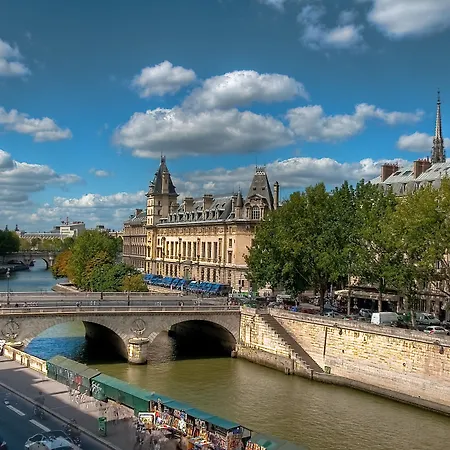 Отель Les Rives De Notre-dame 4*
