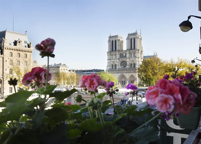 Les Rives De Notre-dame Отель